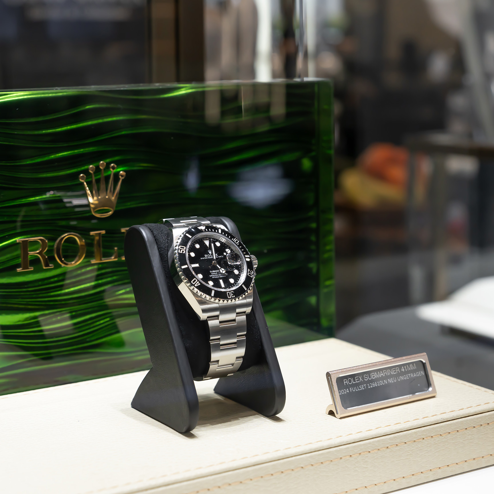 Rolex Armbanduhr in Vitrine, Trauringhaus - Luxusuhren Hannover: Ihr exklusiver Partner für hochwertige Zeitmesser